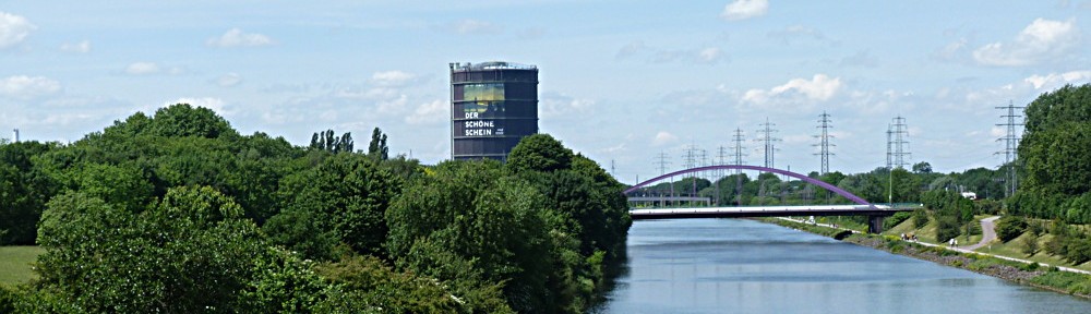 Gasometer und Rhein-Herne-Kanal in Oberhausen